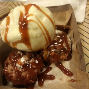 Oreo frita con sirope de caramelo