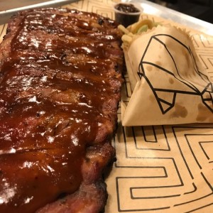 Combo de costillas con papas fritas y salsa de ciruelas