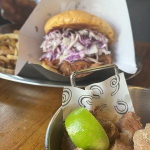 Chicharrones y sandwich honey costilla  
