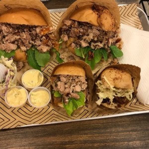 Sanduches de Porchetta y El Par (minis). Ensalada Coleslaw y MayoBrutal.