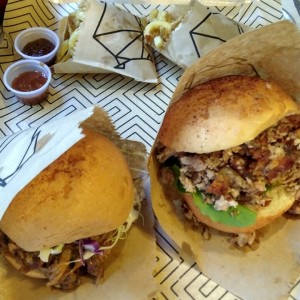 pulled pork y porchetta con salsas bbq picante y de ciruela