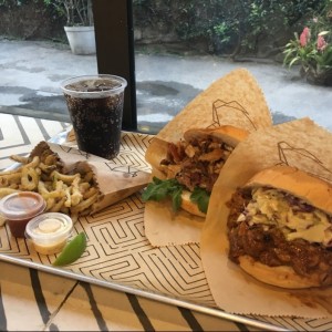 una porcheta y un pulled pork ambos con papitas 