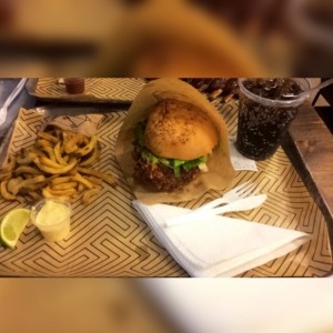 Sandwich de Pollo Crispy con papas finas y refresco. Salsa 'MayoBRUTAL?