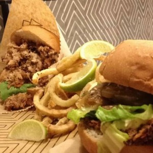 Sandwich de pollo crispy y porchetta