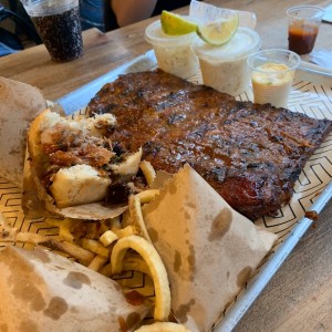 bandeja, costillas y sandwiches las papas brutales