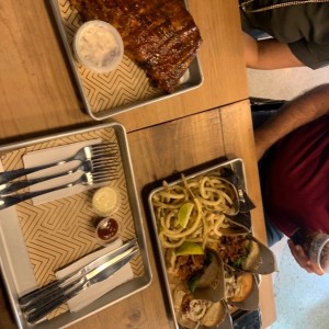 Bandeja de costillas, dos ensaladas y 4 mini sandwiches
