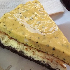 Cheesecake con mus de parchita 