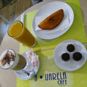 Esfiha de 3 quesos, Brigadeiros de chocolate, Suco de Manga, Mocaccino