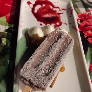 tartaleta con reducción de mora y paleta de chocolate.
