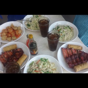 Almuerzo chino bien surtido y resuelto