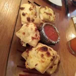 pan con queso parmesano y mantequilla de ajo