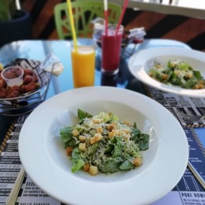 Ensalada cesar, nuggets y batidos de fresa y Parchita