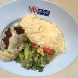 cordon blue de pollo con pure y ensalada