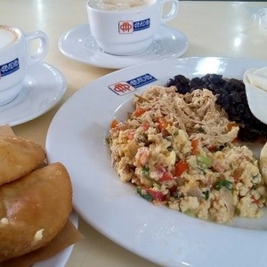 Desayuno criollo y empanadas de queso