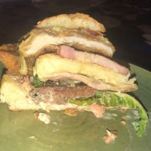 Hamburguesa Triple, Carne de Res, Pollo Crispy y Chuleta, Espectacular