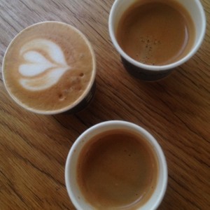 Latte corto y bombon