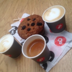 Latte, Bombon y Capuccino y un Muffin Tropical (nueces y pasas)