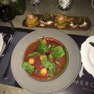 carpacho de tomate y duo de tostones