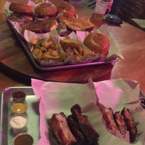 cheese burger, Costillas St Louis,Pork belly, papas 