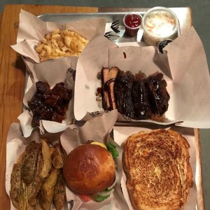 St Leuis, Mac Cheese, Hamburgesa, Papas, Pork Belly boom