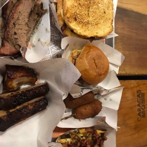 costillas, sandwhich, corndog papaa y carne