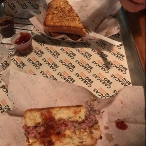 cheese burger y un rib sandwich 