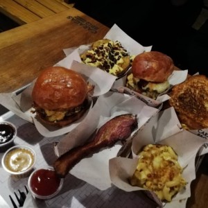 Hamburguesas doble y sencilla, papas, bacon 