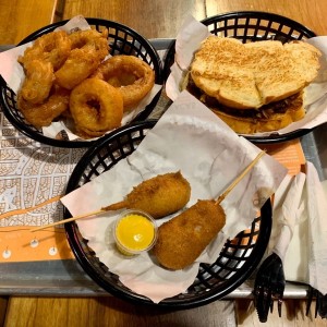 aros de cebolla, rib sandwich y corn dogs
