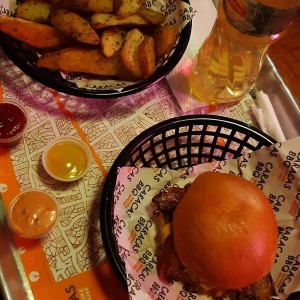Bacon Cheese Burger + Papas Rusticas