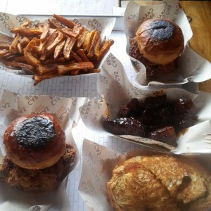 Pulled Pork, Sandwich Ribs y Batatas