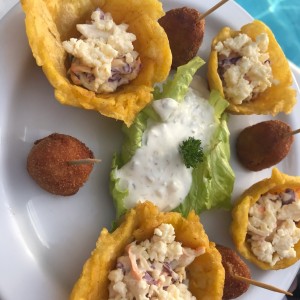 patacones en forma de cesta y croquetas, excelentes