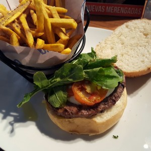 Euro Burger con bastones de platano frito