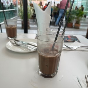 Las bebidas no están incluidas en el menú $12,99 y se presentan en vasos pequeños