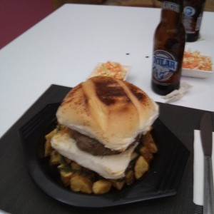 Hamburguesa de carne con chistorras