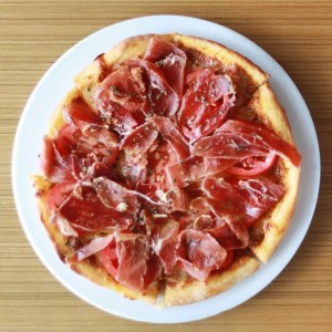 Pizza ?capresa? con serrano