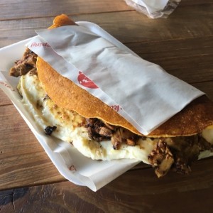 Cachapa de pernil con queso