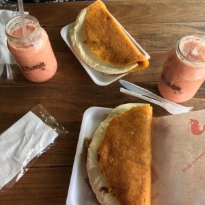 Cachapas de queso y queso con pernil + Jugo Majagua