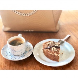Cafe con torta de choco banana ??