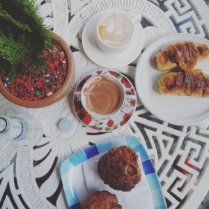 Muffins de banana chips, media luna de chocolate, Chocolate caliente y cafecito