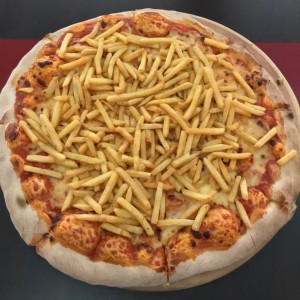 Pizza margarita con papas fritas.