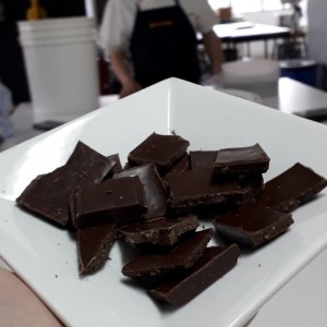 Trozos de la tableta Pimienta y Limon. Brillo, sedosa y de sabor explosivo y espectacular 🤤🍫♥️