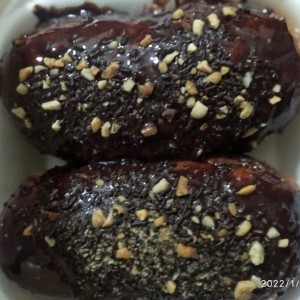 Bombas rellenas de crema pastelera y cubiertas de chocolate