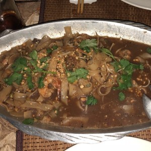 pad thai deliciosos tallarines de arroz con camorenes, sabor dulce, picante, citrico 