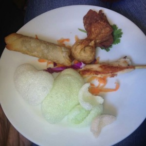Entradas Varias, Satay de Pollo, Dumpling de Cerdo, Lumpia de Vegetales, Hojuelas de Camaron, muy buenas, jugando con varias salsas
