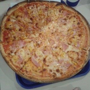 Pizza con jamón y maíz