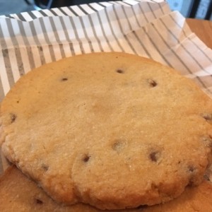 galleta de vainilla con chispas de chocolate. exquisita