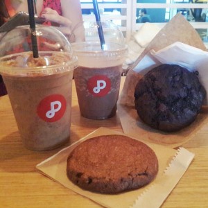 Frappuccinos de chocolate y chips. Galleta y muffin de chocolate.