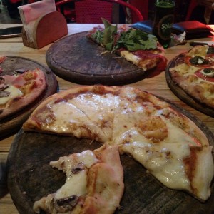 Margarita, Capresa, Prosciutto Funghi y Serrano y Rugula (Mi favorita)
