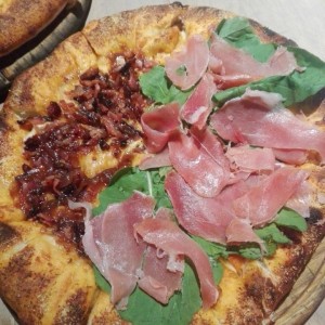pizza con tocineta y Jamon serrano