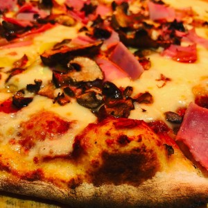 Pizza Prosciutto e Funghi
